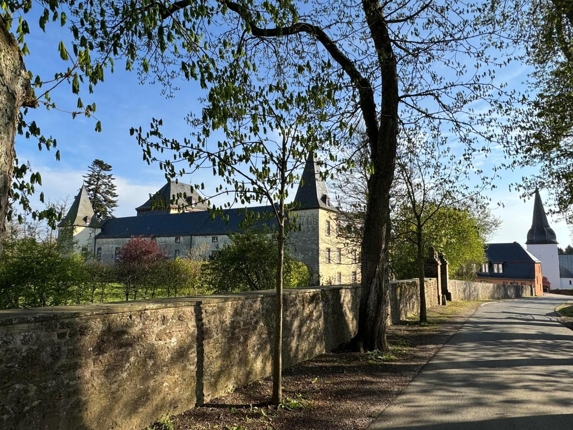 L' Extravagante Im Garten Von Schloss Schmidtheim Exterior foto