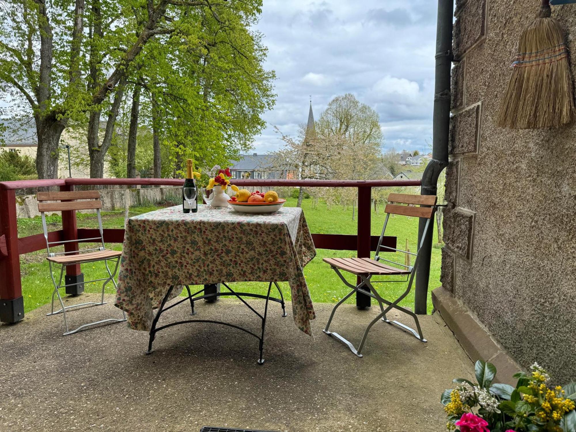 L' Extravagante Im Garten Von Schloss Schmidtheim Exterior foto
